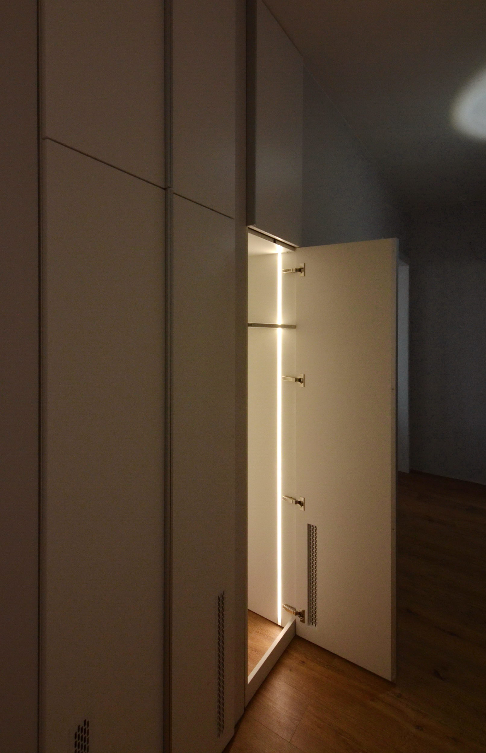 Шафа в коридор з вбудованою пральною машиною