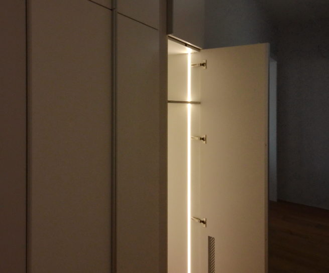 Шафа в коридор з вбудованою пральною машиною