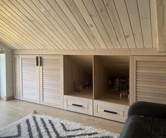 Шафа з жалюзійними фасадами для мансарди