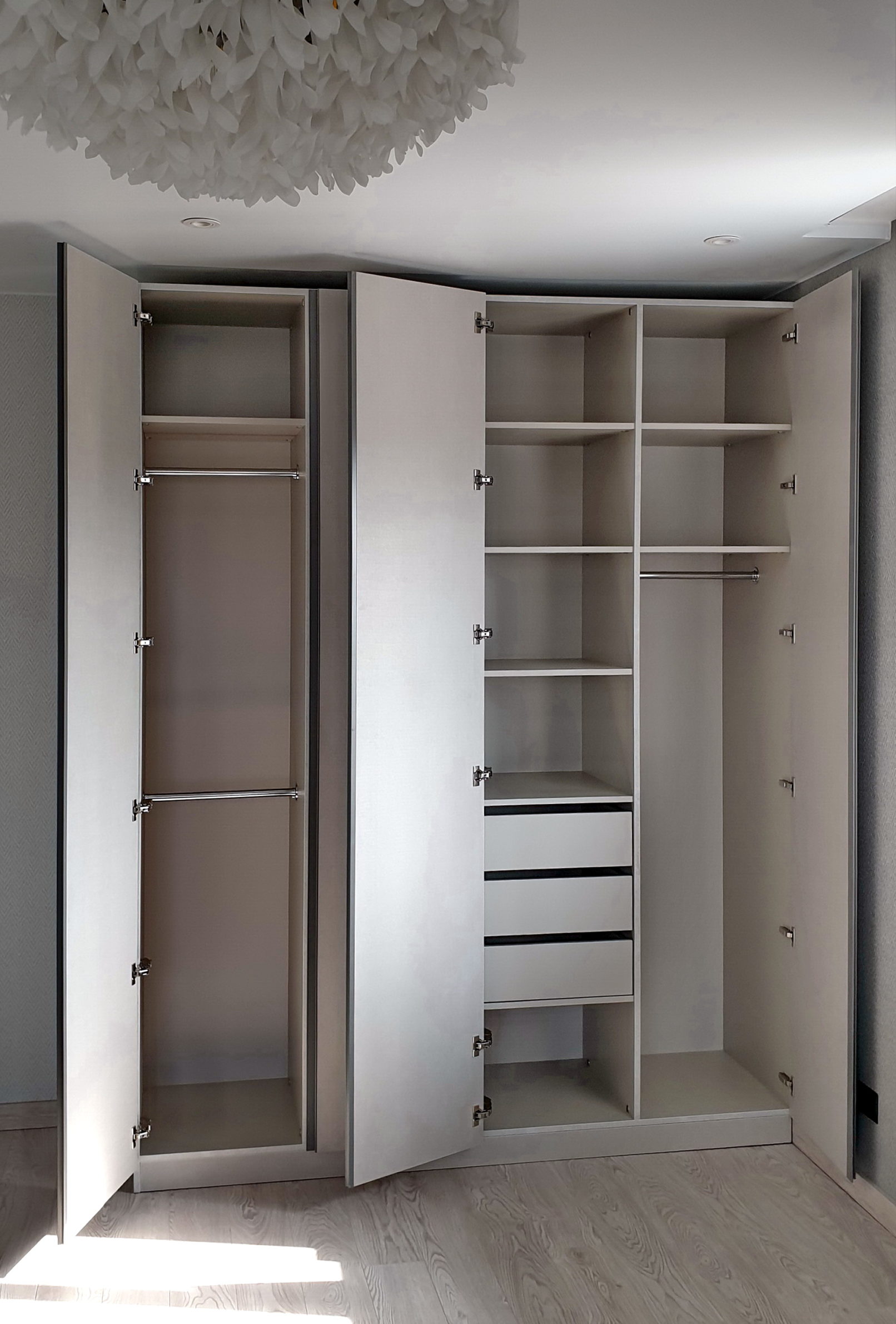 шафа з інтегрованими ручками