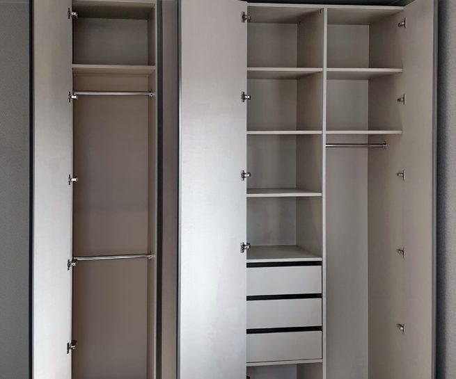 шафа з інтегрованими ручками