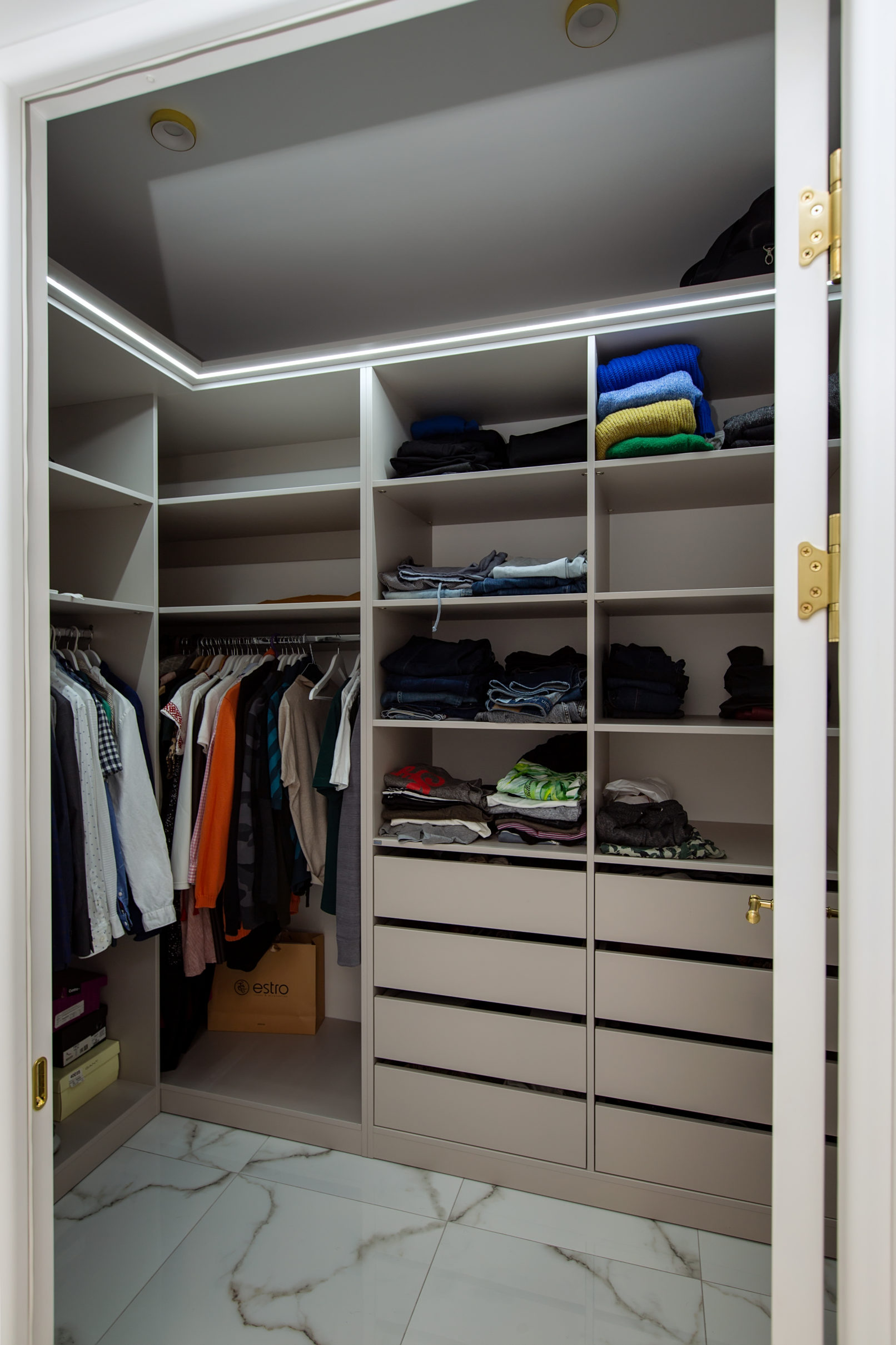 Гардеробна кімната: зручне планування та підсвітка по периметру