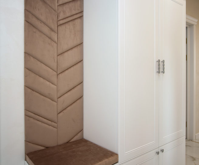 Консольна тумба та шафа з м’якою зоною в передпокій