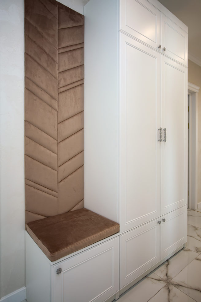 Консольна тумба та шафа з м’якою зоною в передпокій