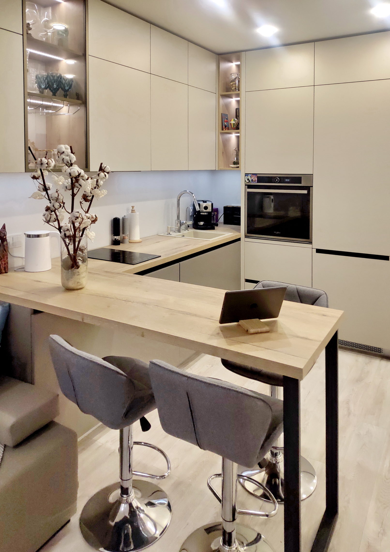 кухня в бежевих тонах