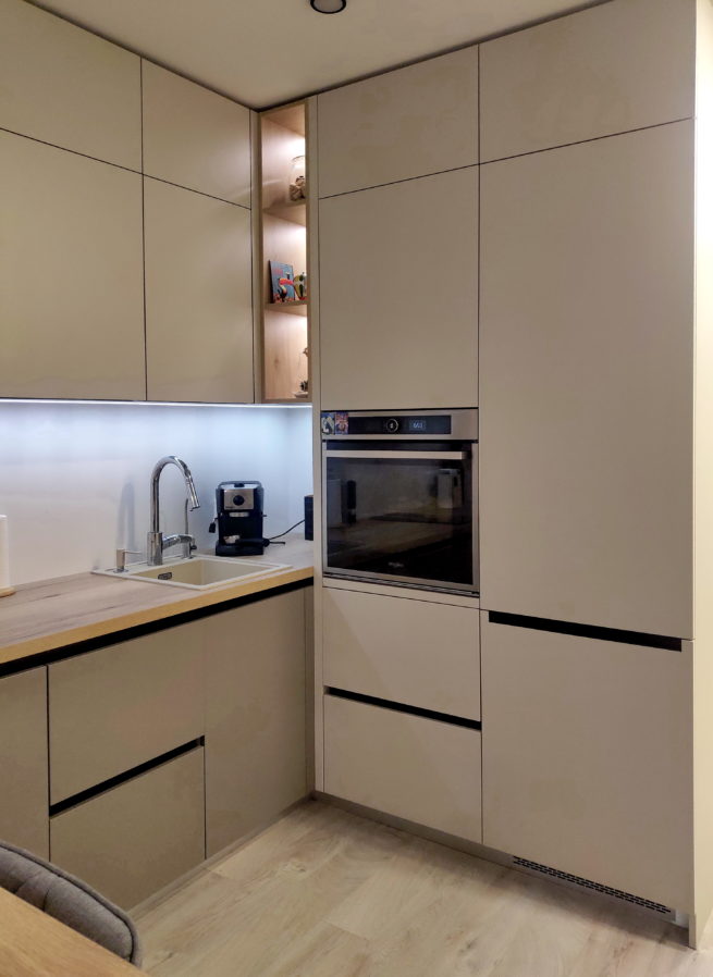 Кухня с бежевыми фасадами