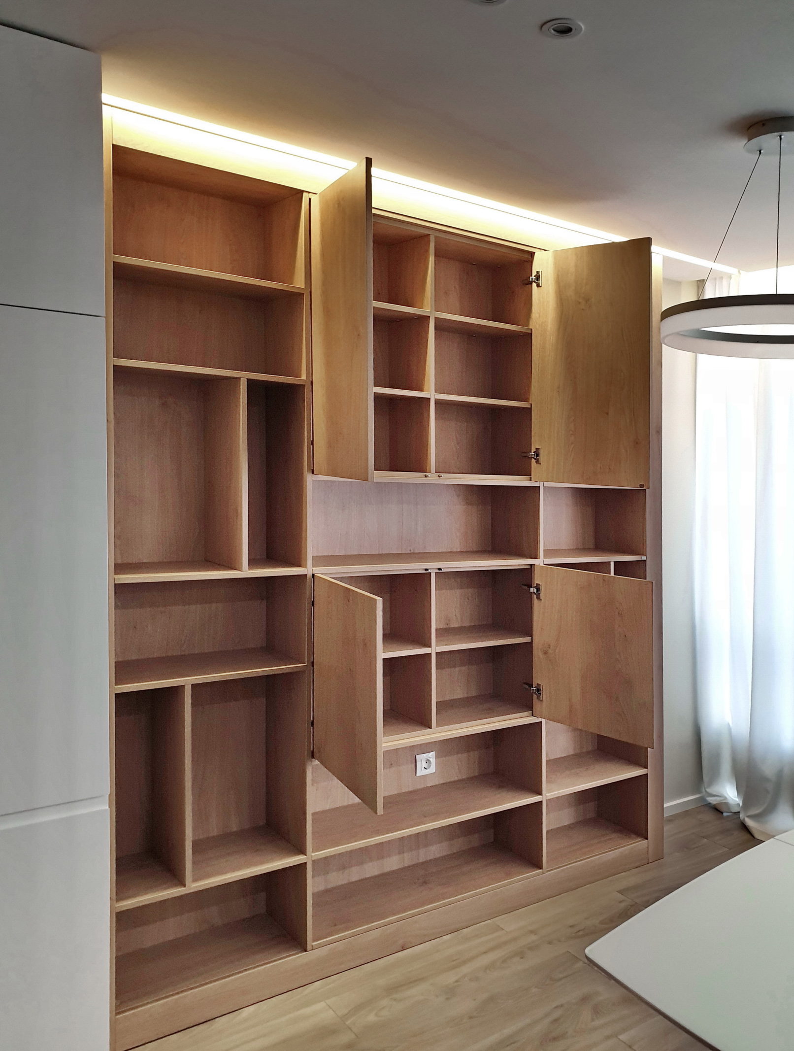 сучасний стелаж