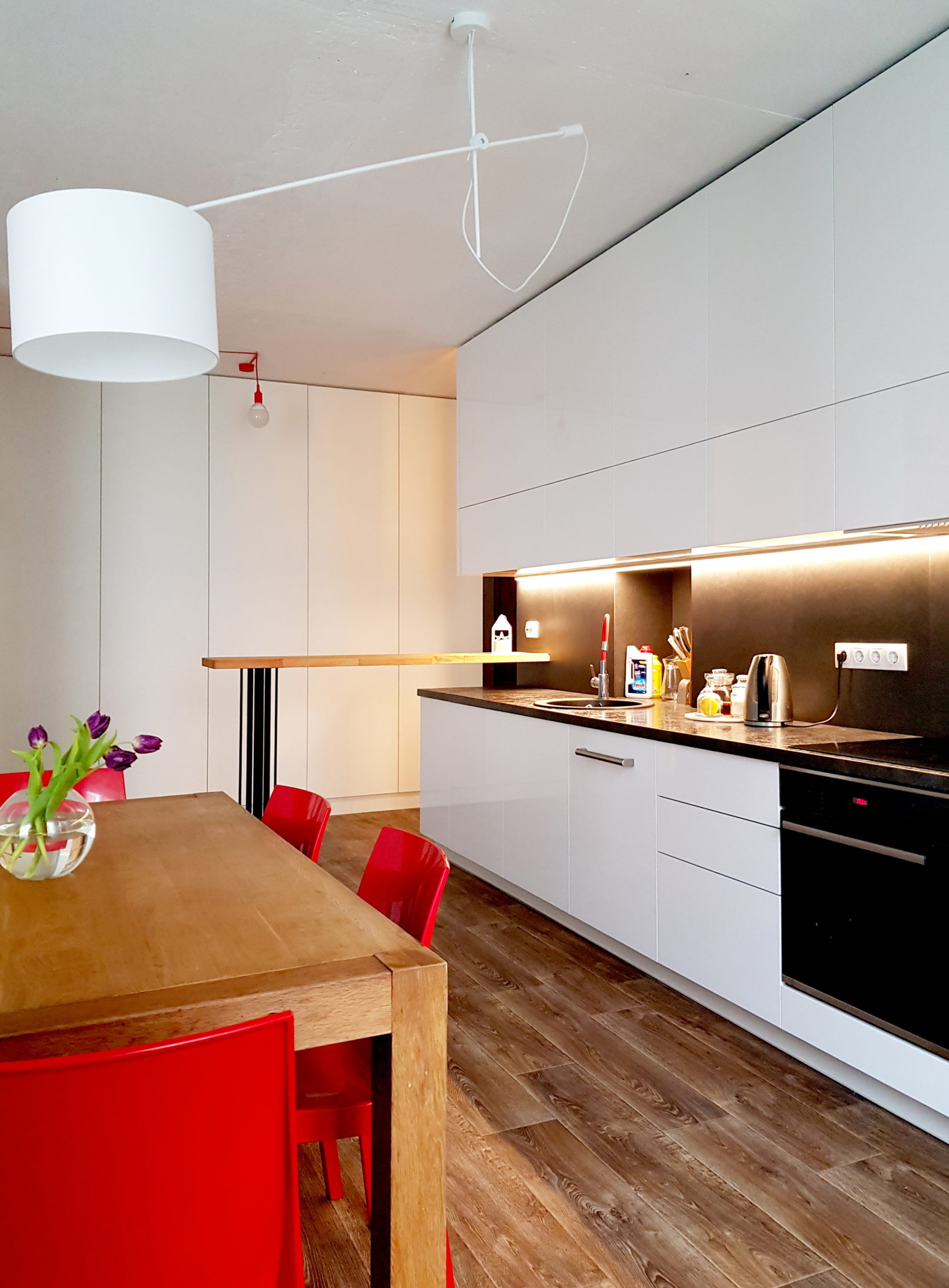 бело красная кухня