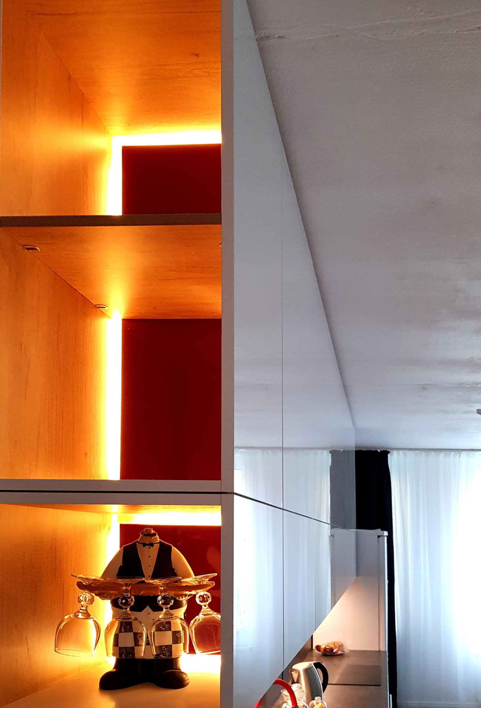 красный корпус кухни