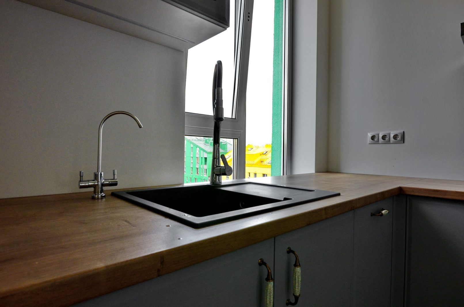 мойка напротив окна