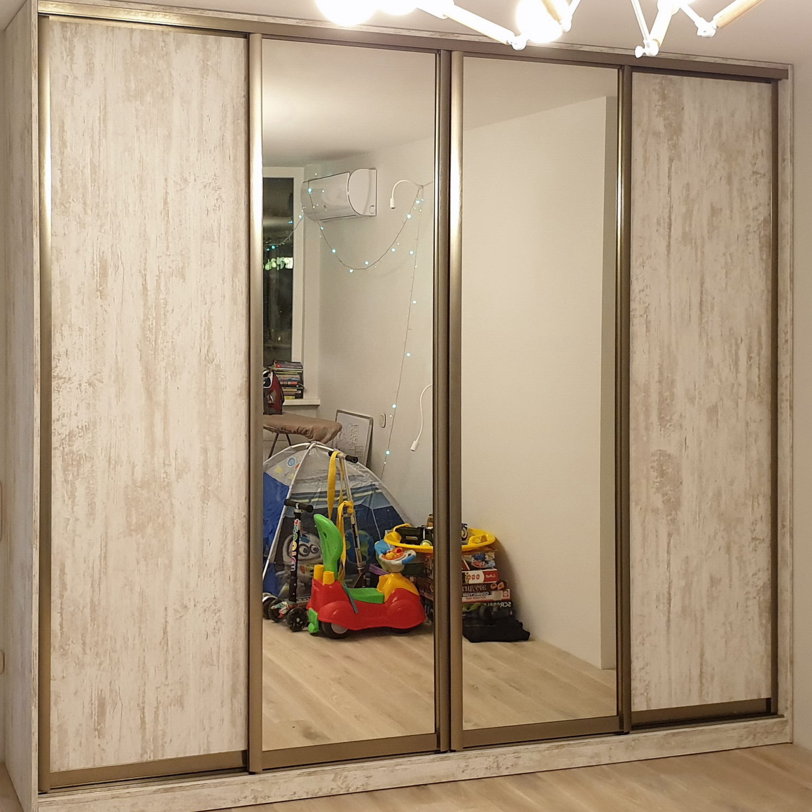 сучасна шафа купе