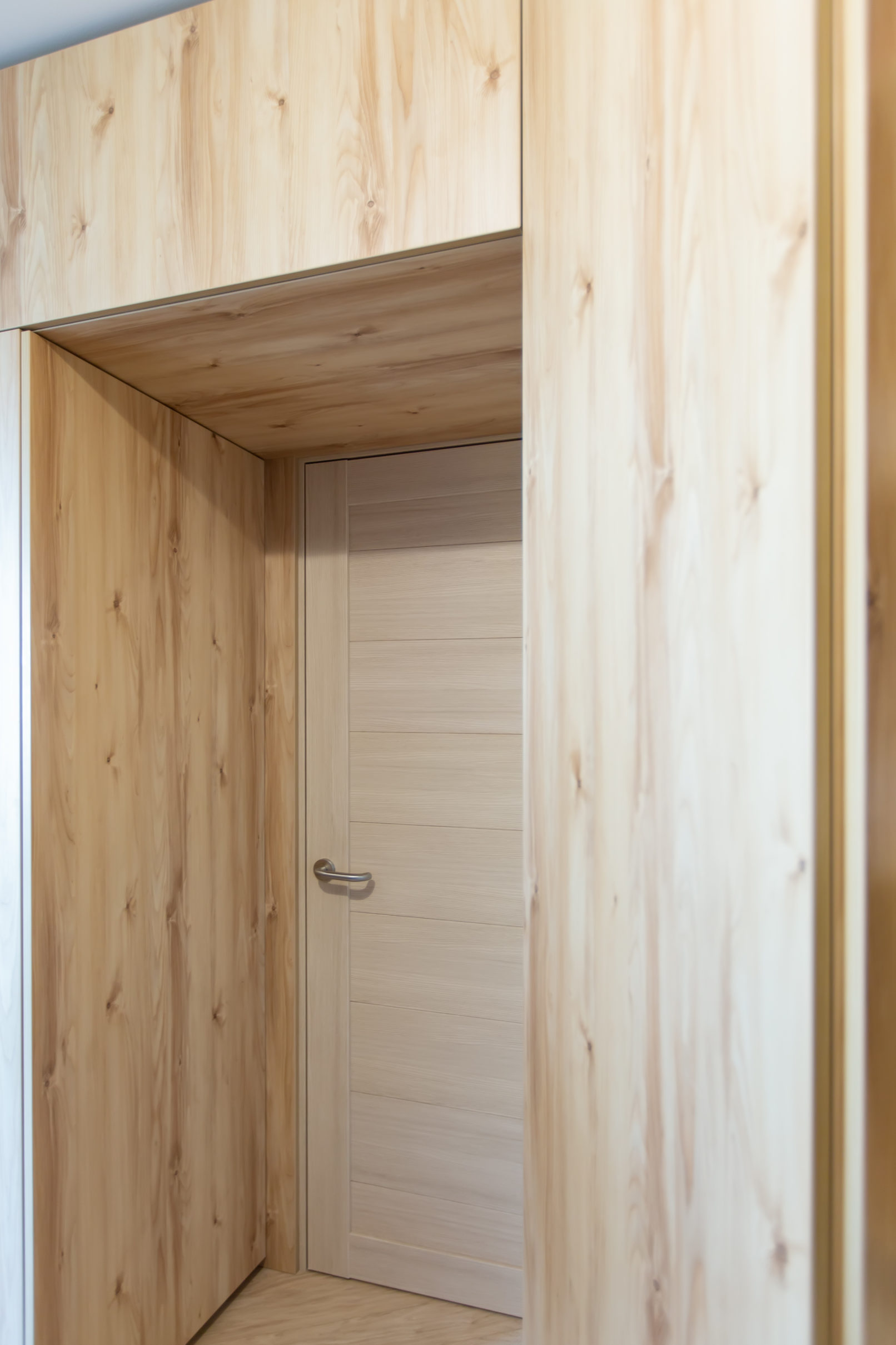 антресоль над дверью