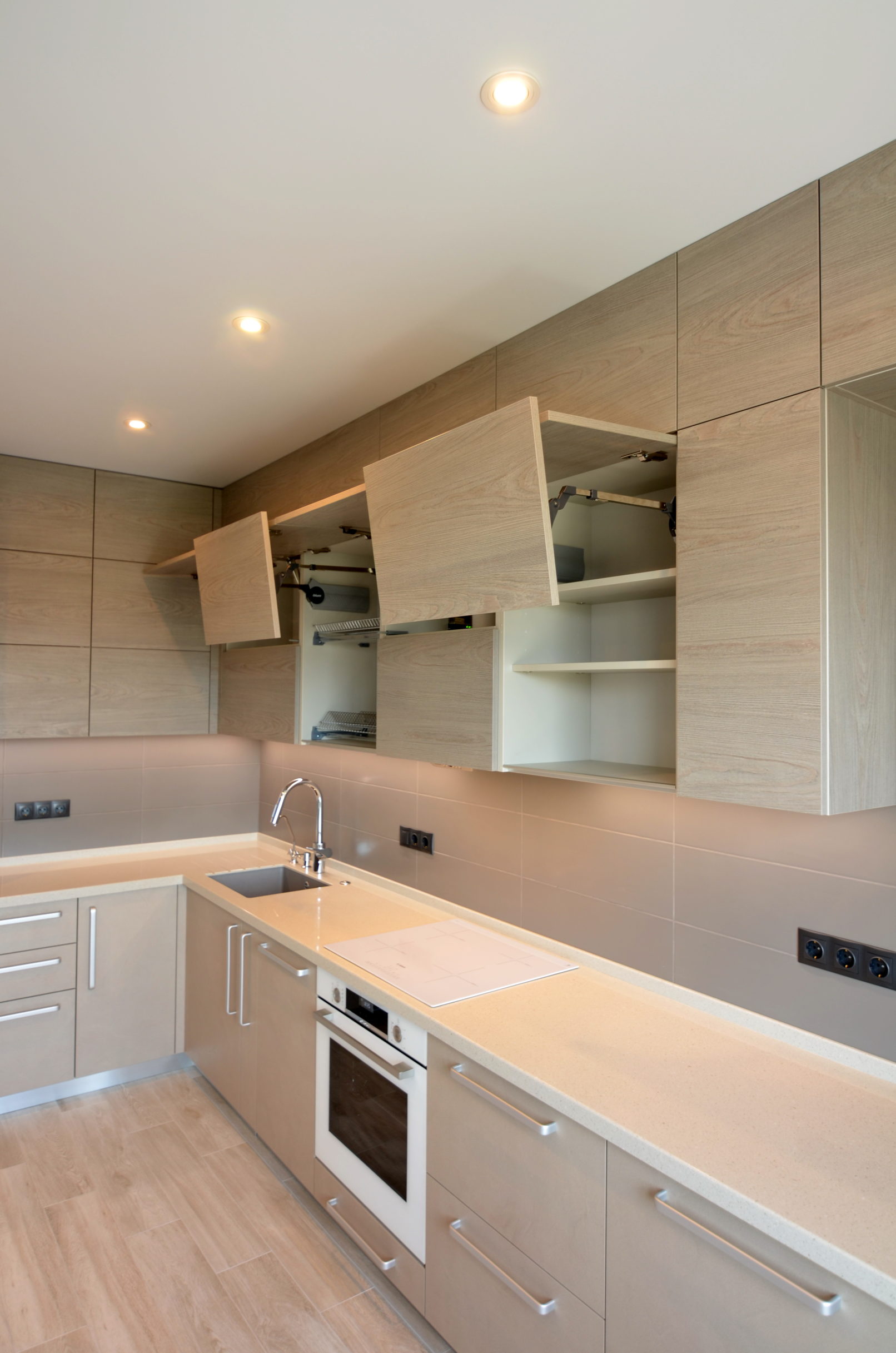 кухня песочного цвета