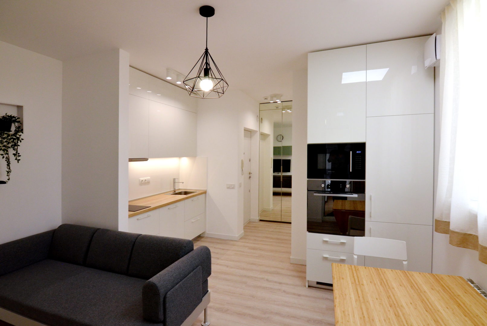 дизайн маленькой кухни с окном