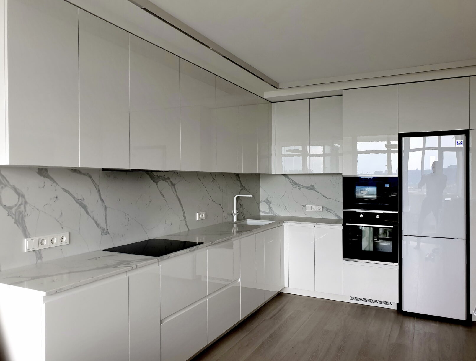 белая глянцевая кухня