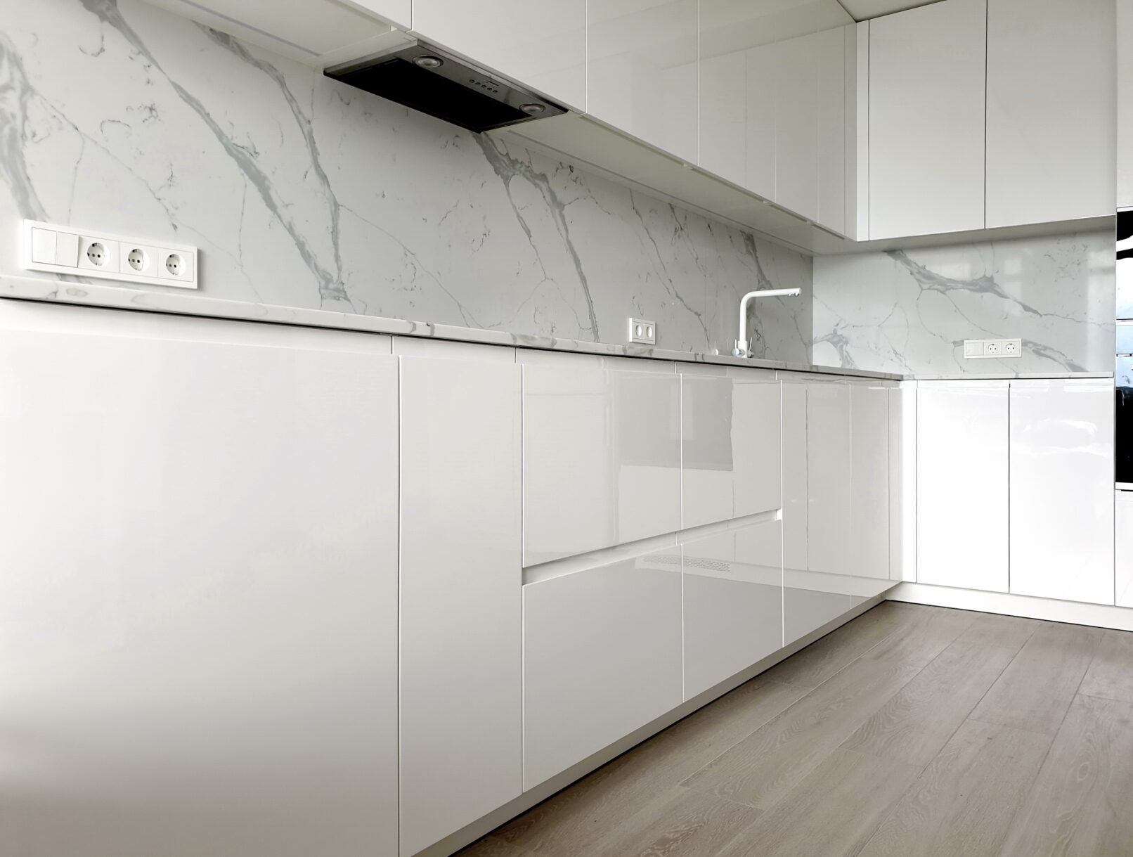 белые глянцевые фасады