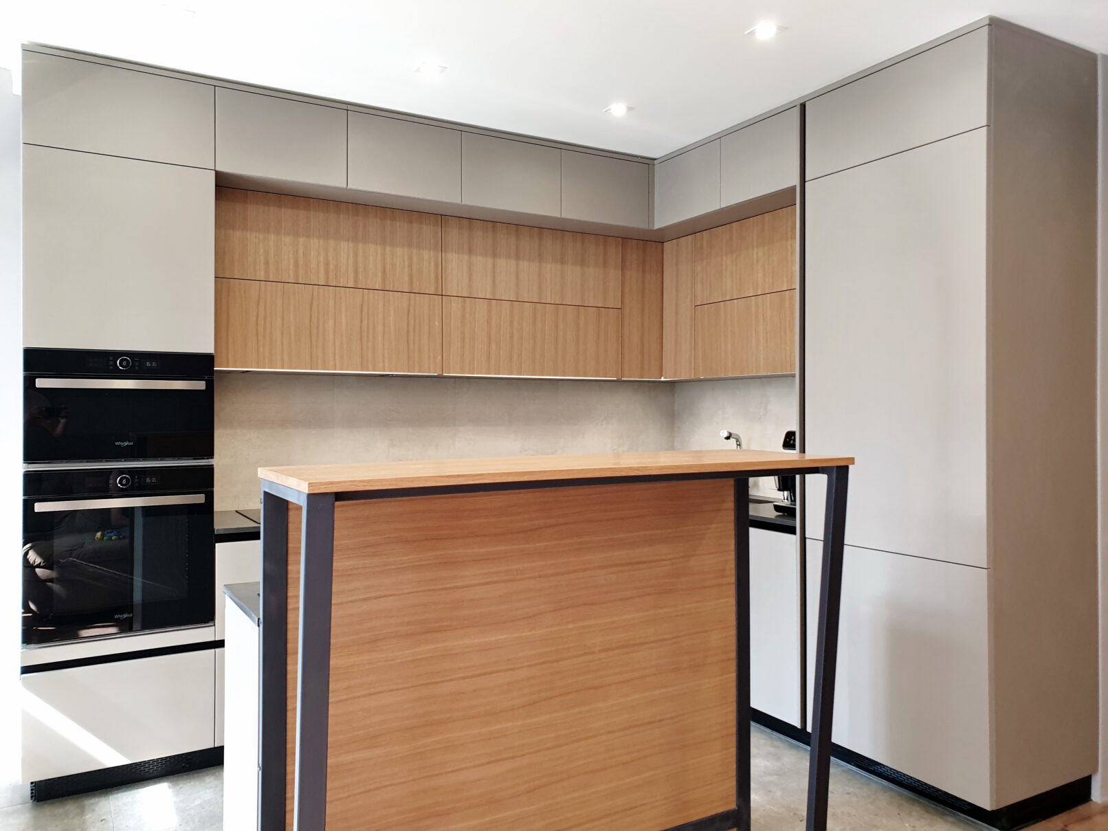 Кухня з барною стійкою