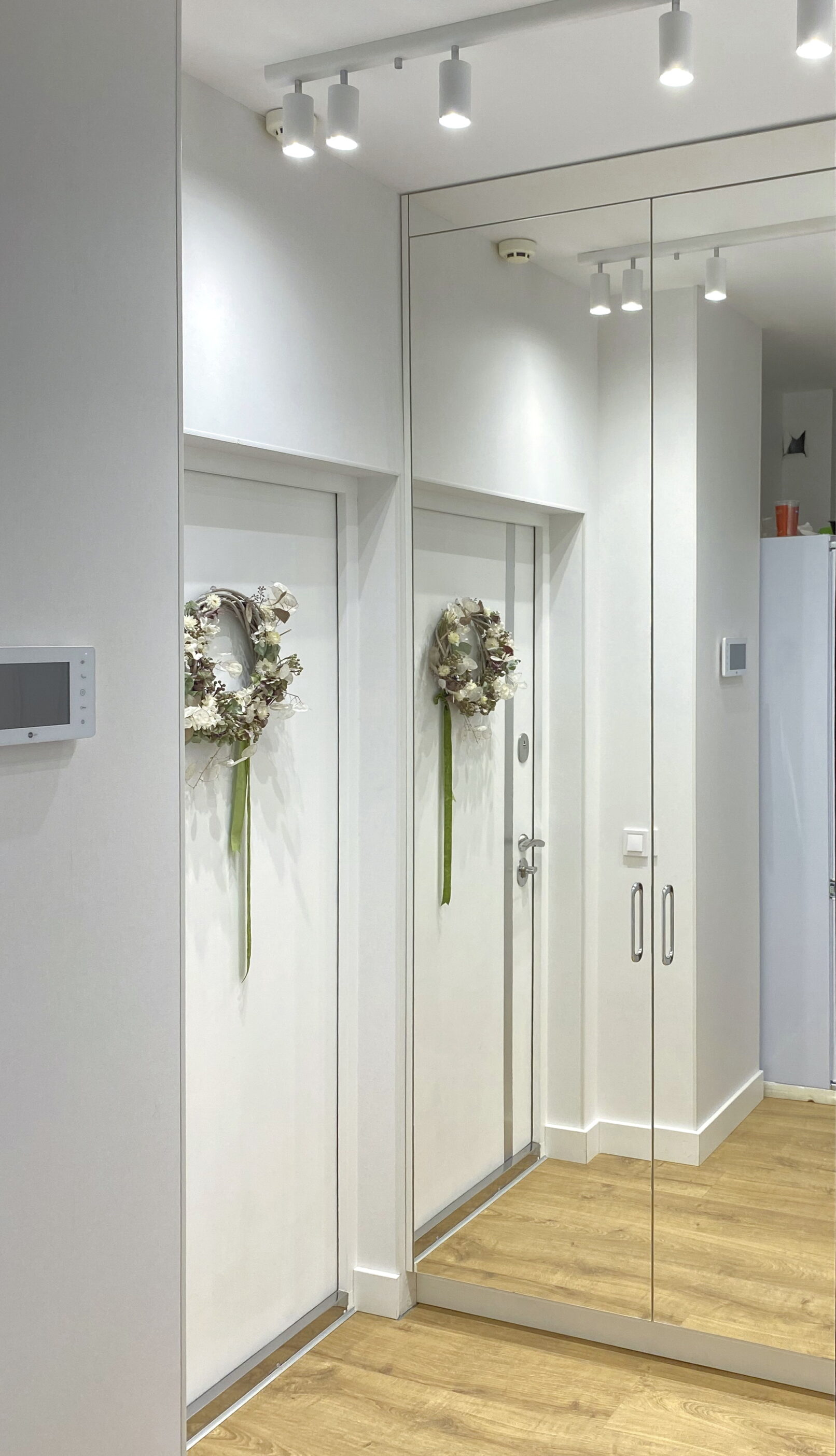 дзеркальні двері до шафи