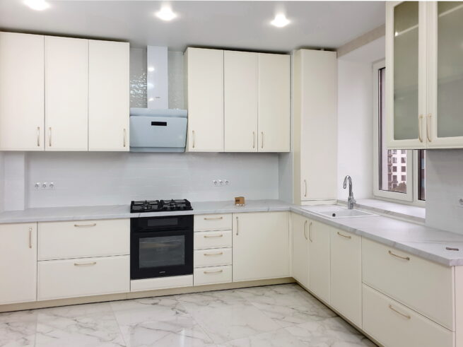 кухня молочного цвета