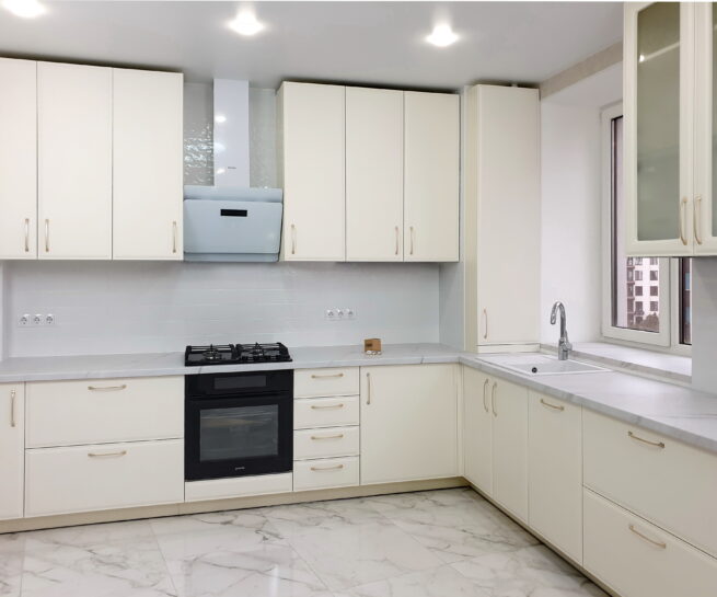 кухня молочного цвета