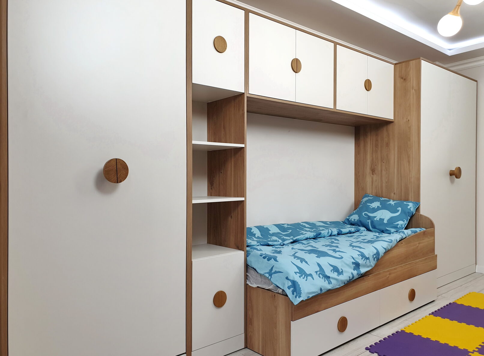 Меблі в диятчу кімнату на всю стіну