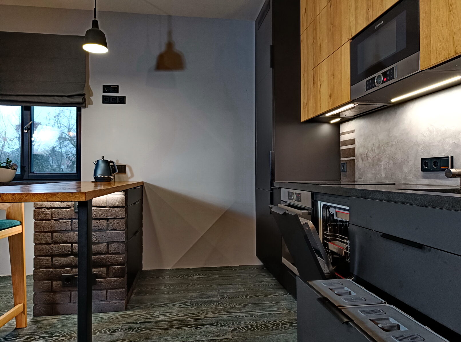 Мусорное ведро в ящике