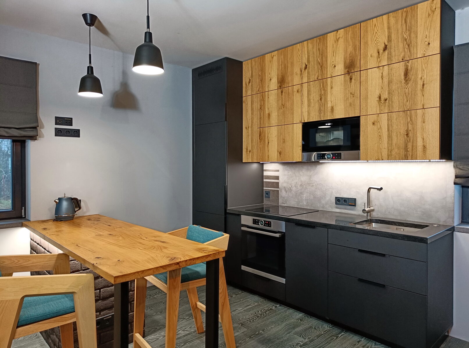 Серая кухня с фасадами из дерева