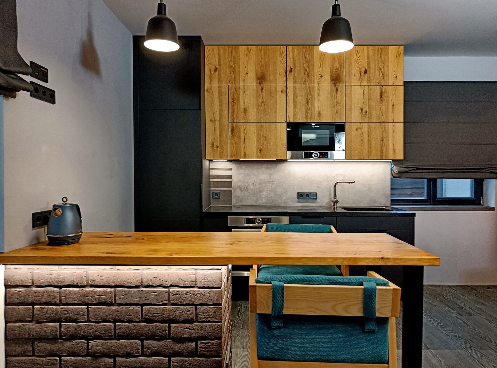 черная кухня с деревом