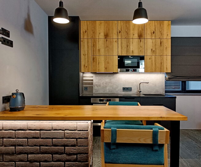 черная кухня с деревом