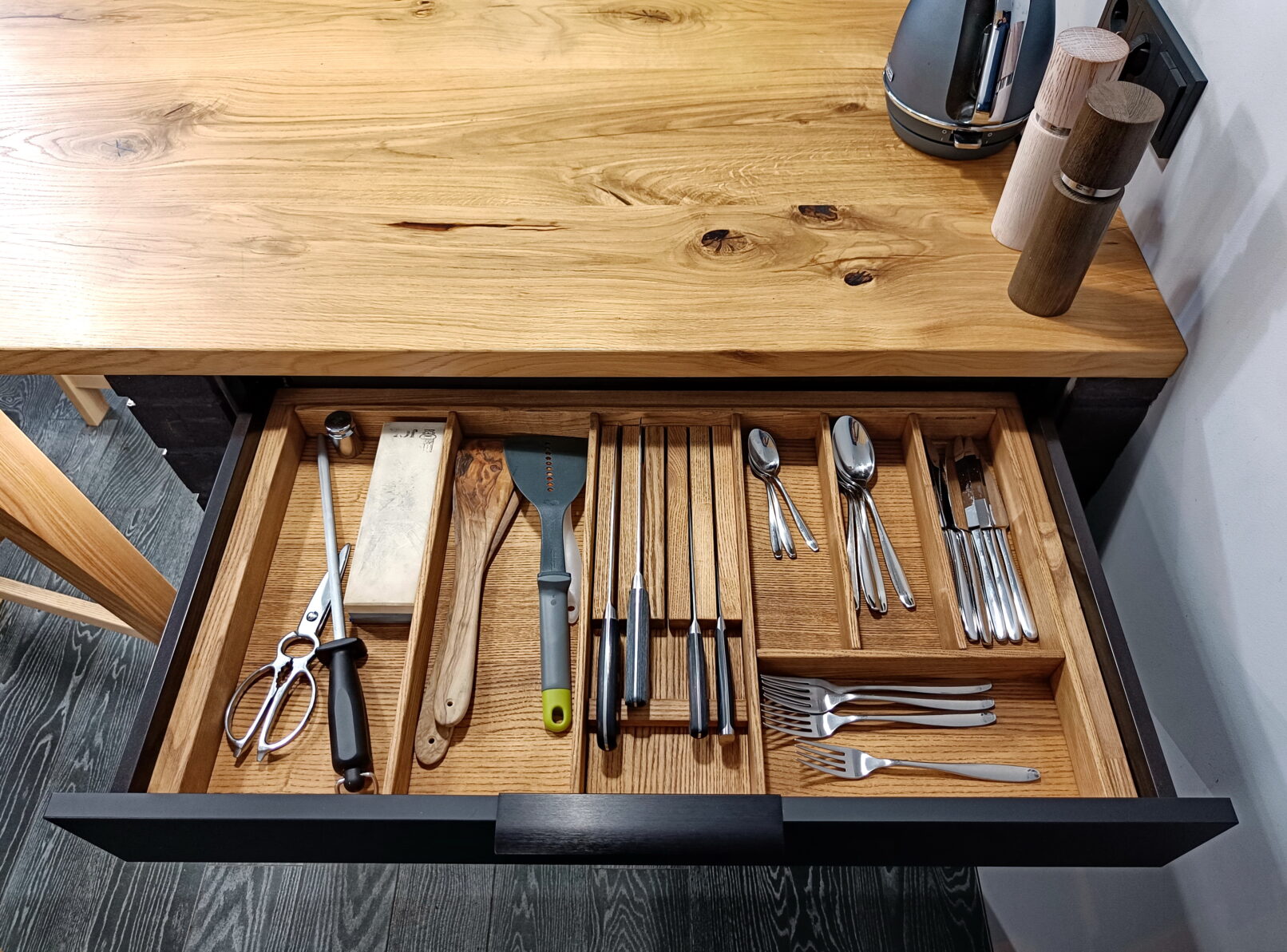 Дерев'яний лоток для столових приборів