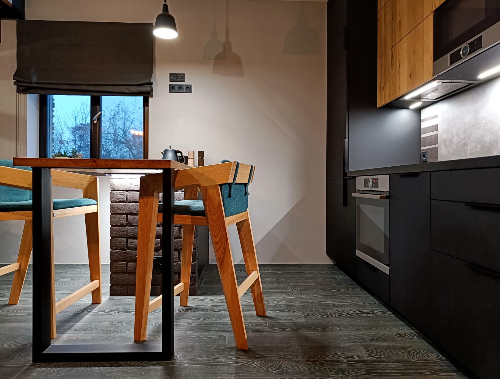 темно-серая кухня с фасадами из дерева