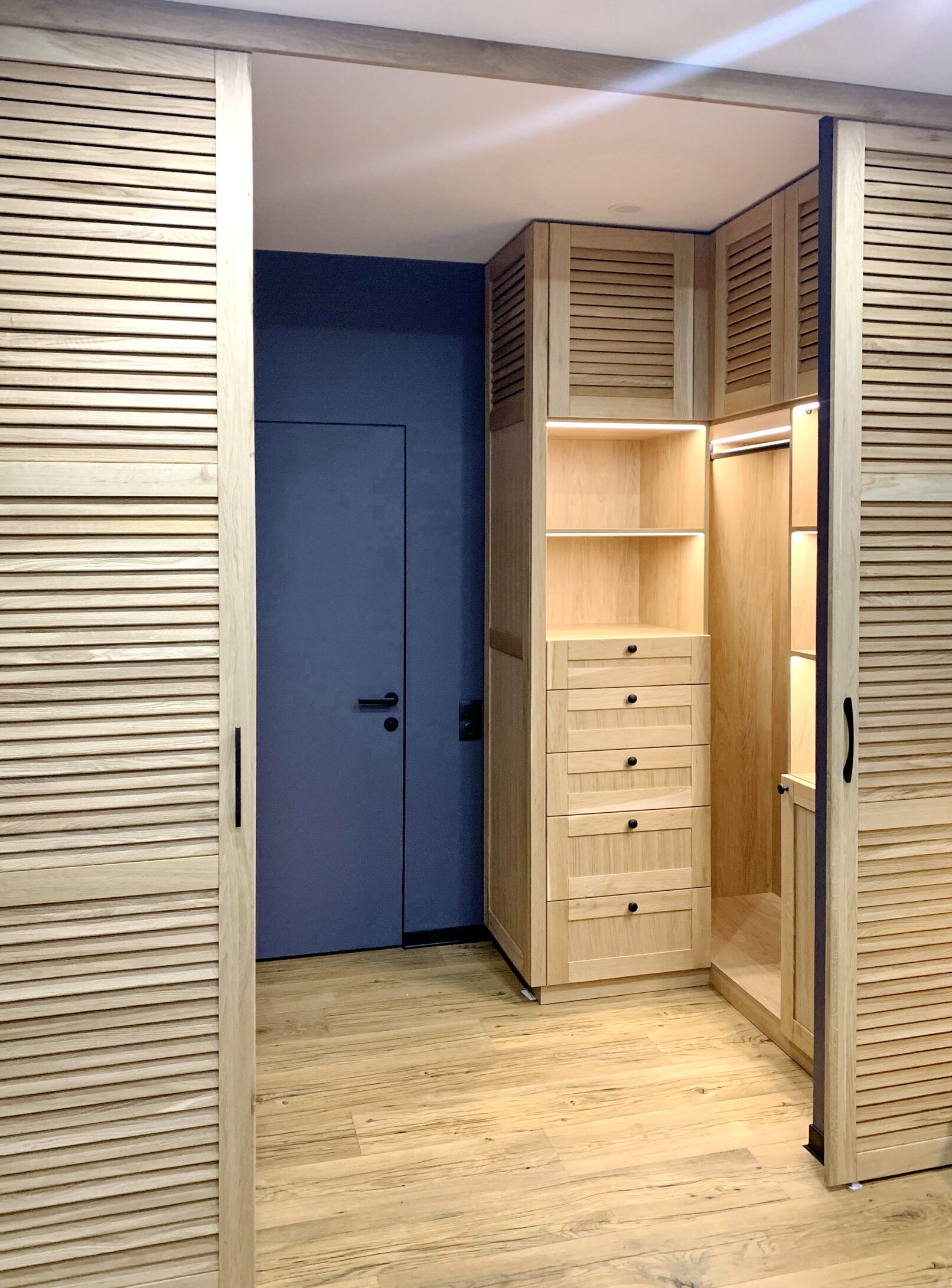 Двери жалюзийные