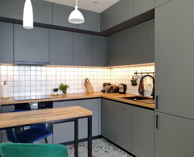 кухня з фасадами антрацитового кольору