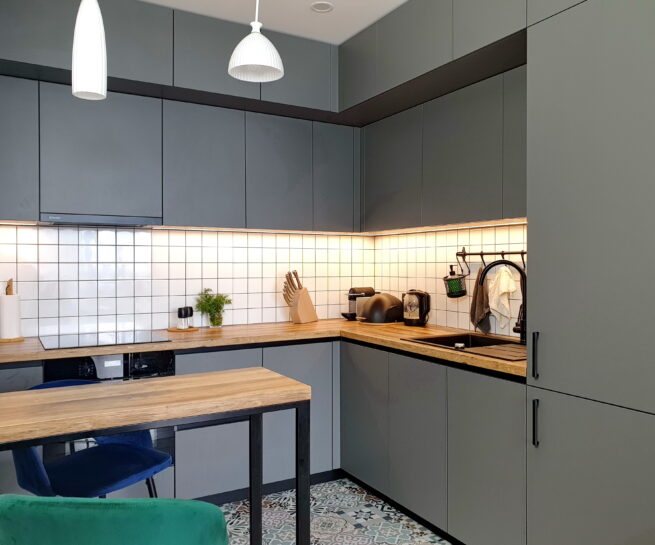 кухня з фасадами антрацитового кольору