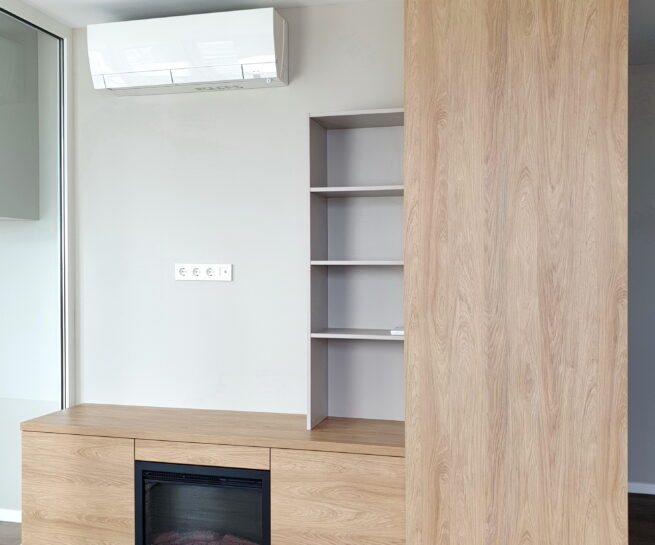 вітальня з каміном і телевізором