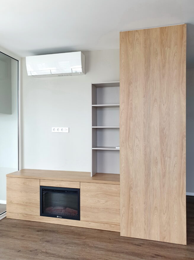 вітальня з каміном і телевізором