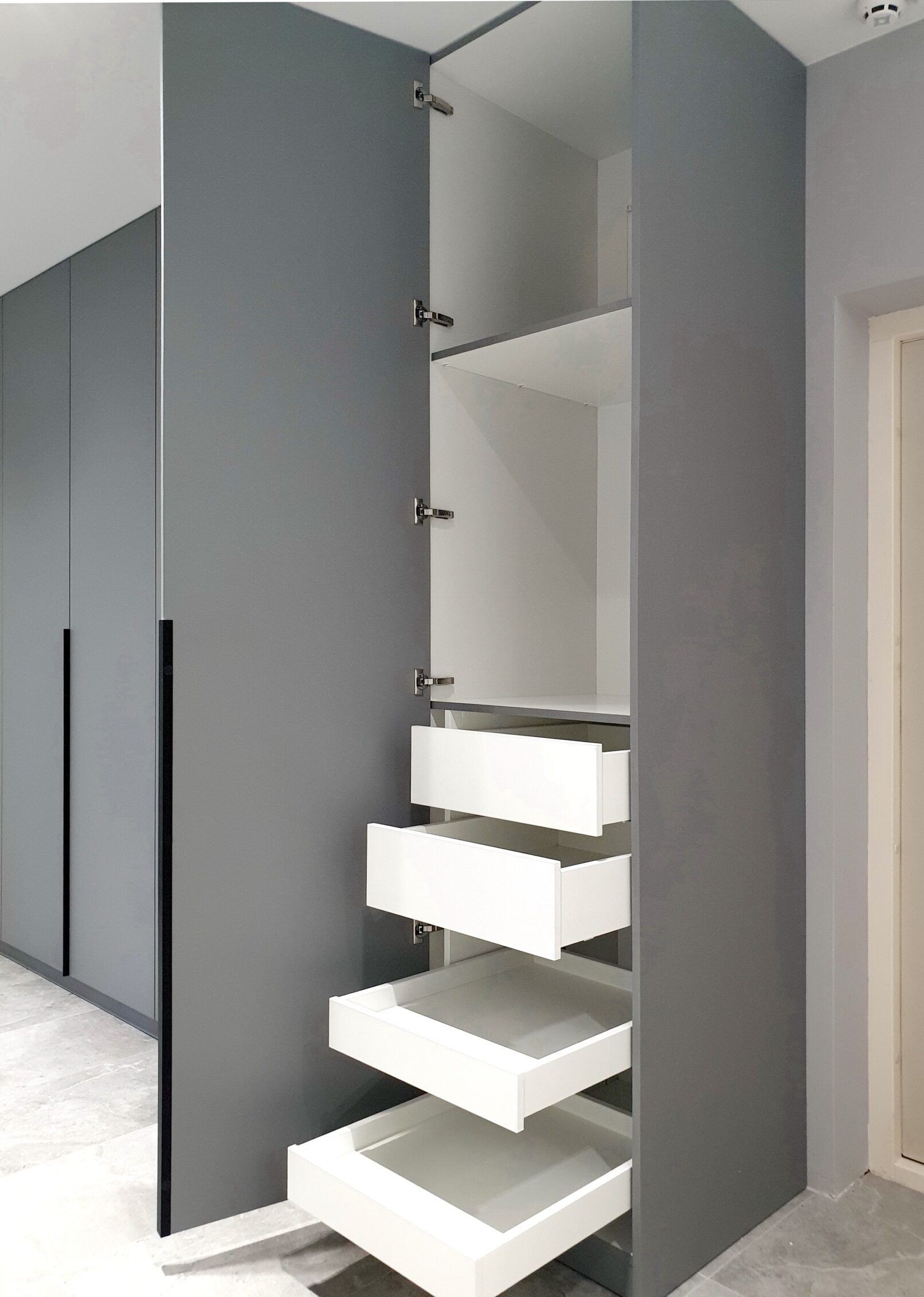 Шафа сірого кольору