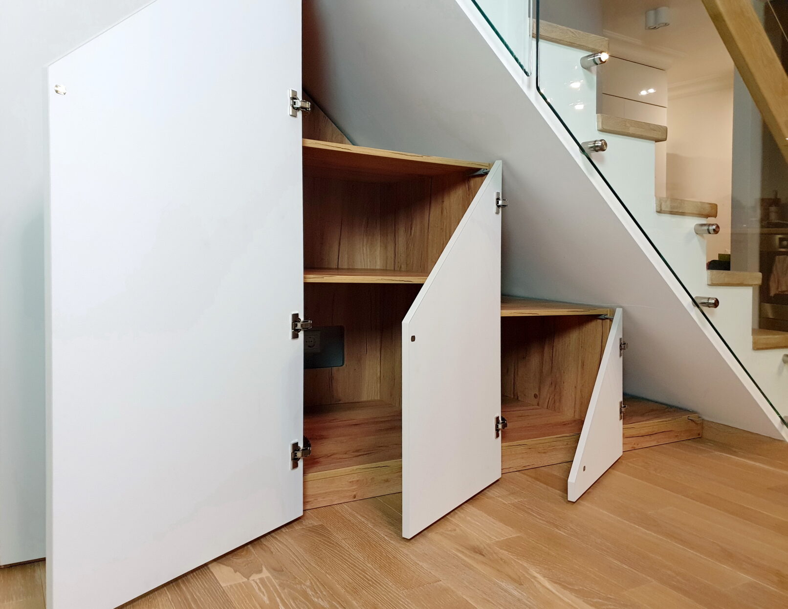 Шкаф под лестницей на заказ