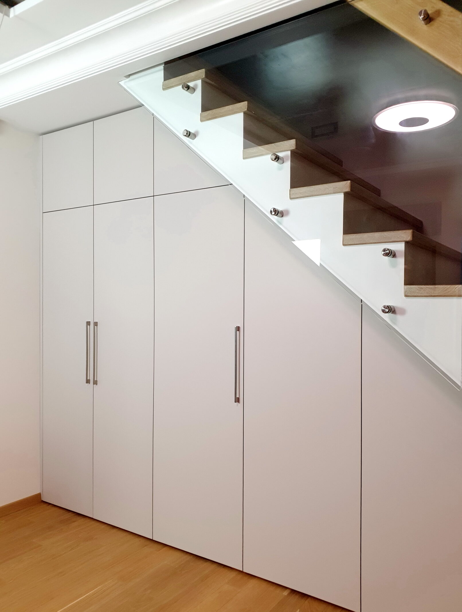 шафа під сходами