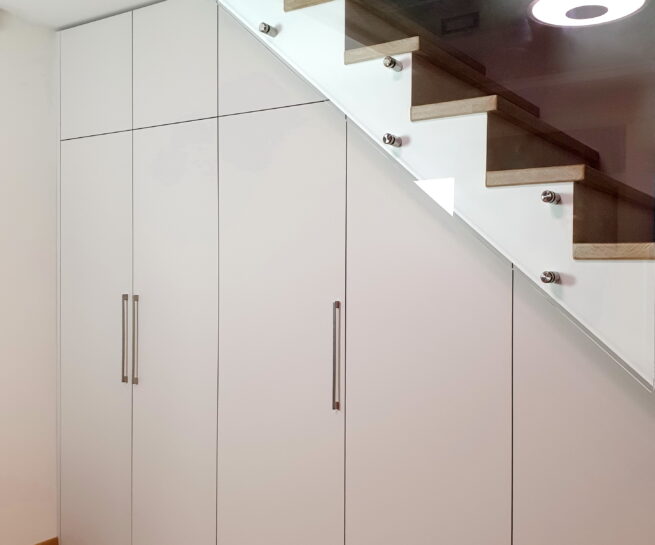 шафа під сходами