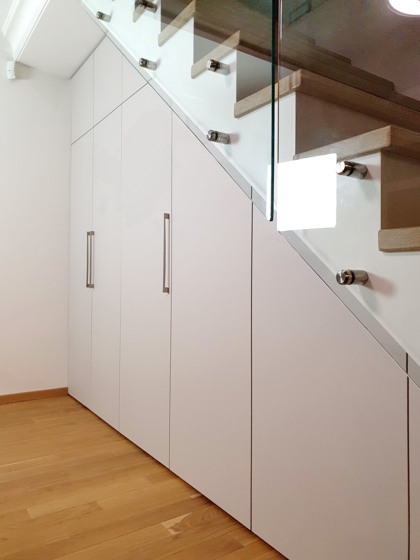 Шафа під сходами зі склом