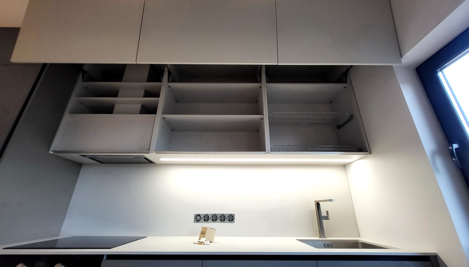 Як зробити верхні фасади без ручок