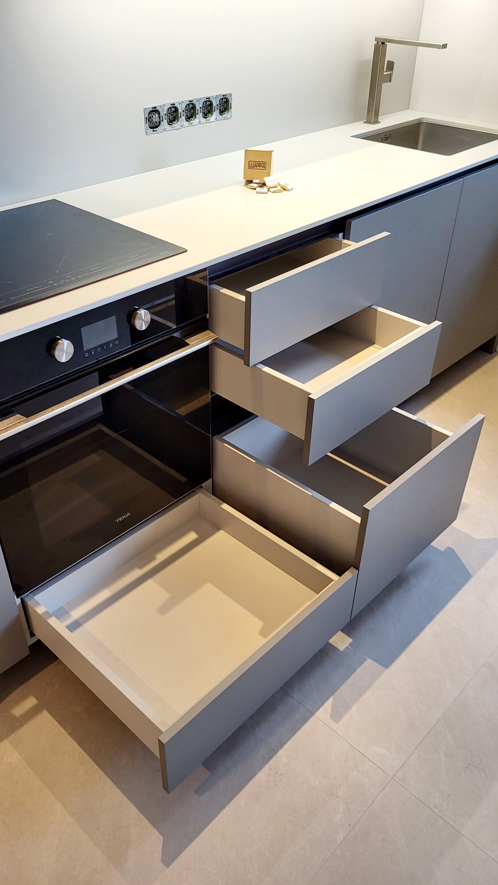 Шухляди Blum Tip-On без ручок