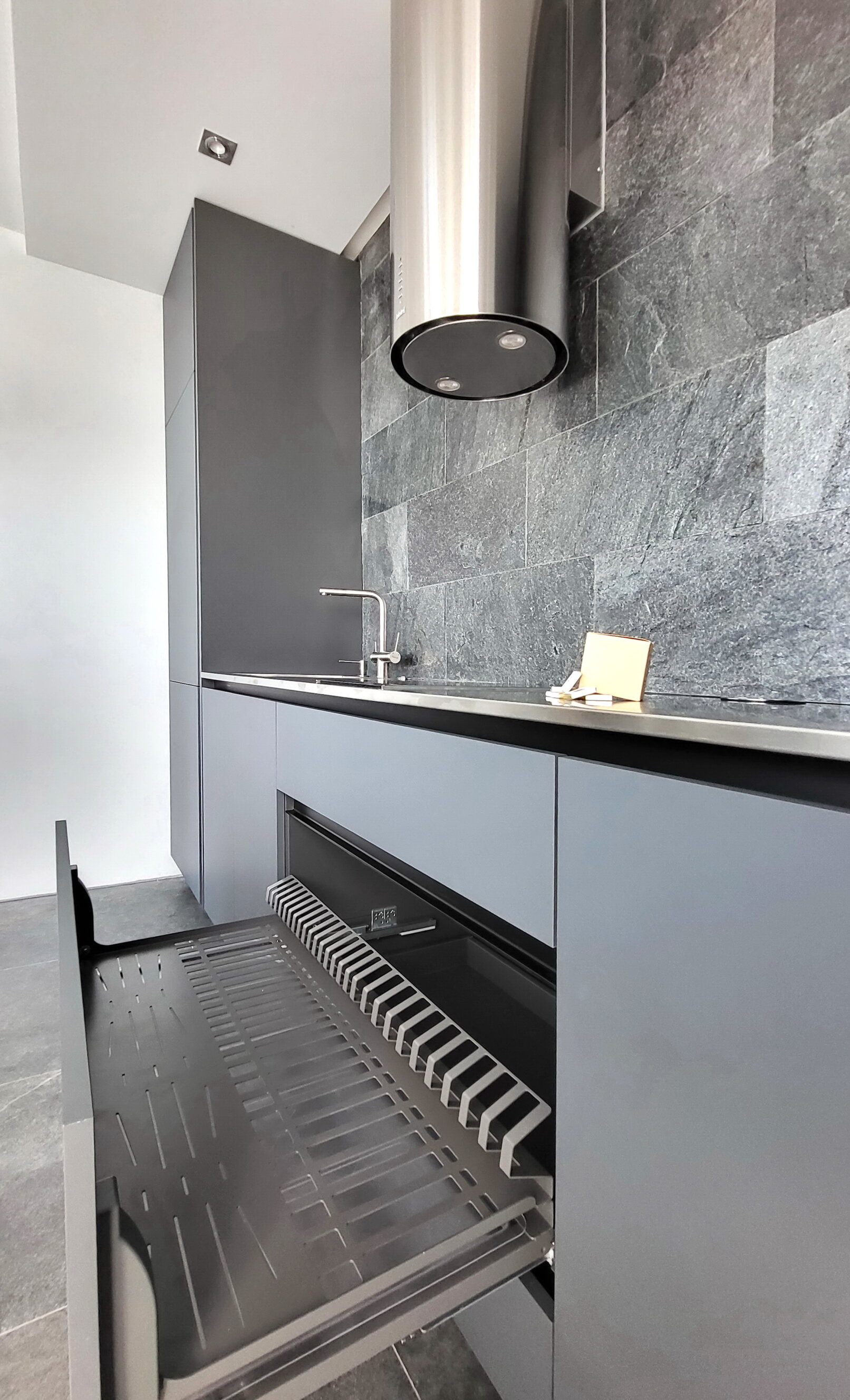 Сушка для посуду у шухляді