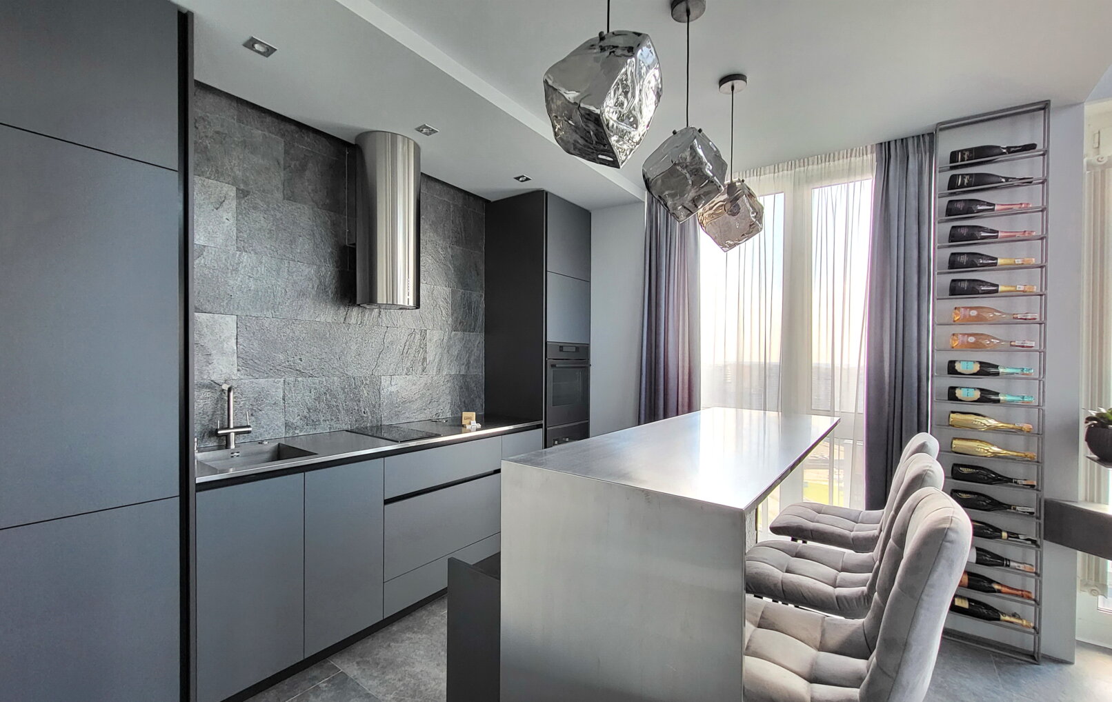 Кухня с металической столешницей