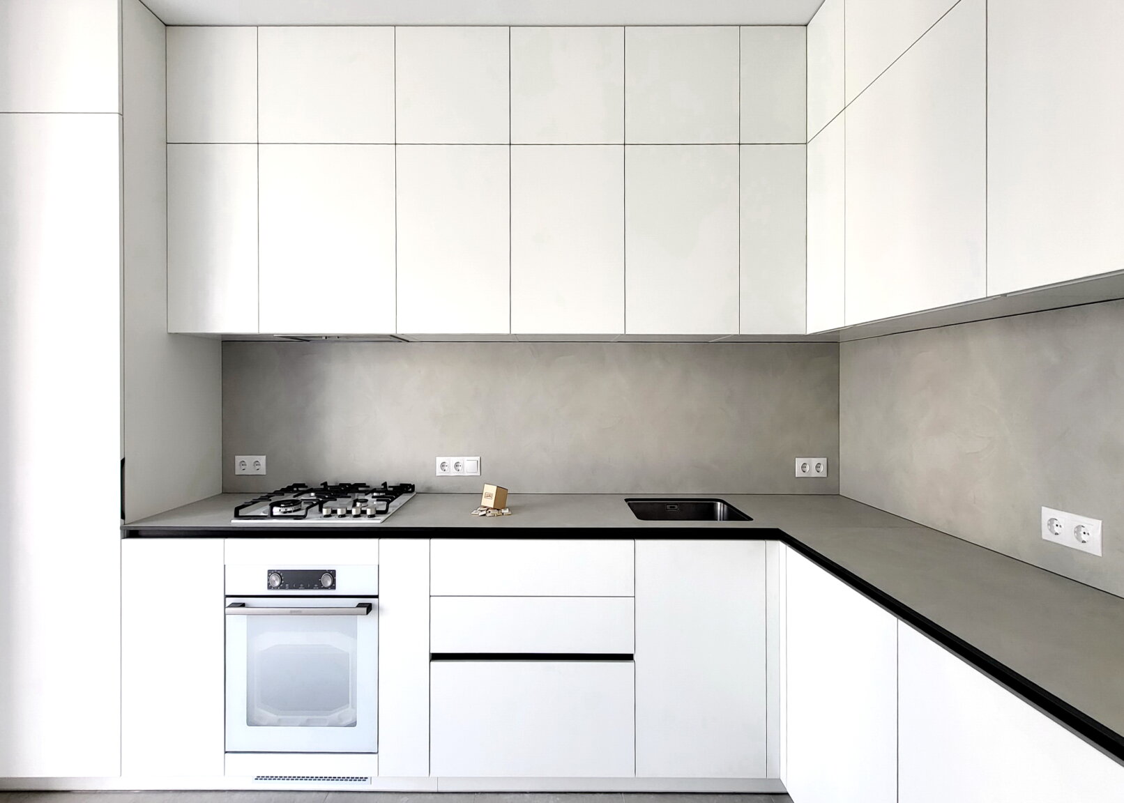 Кухня з різними типами ручок