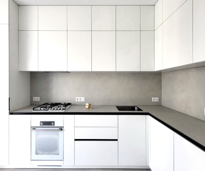 Кухня з різними типами ручок