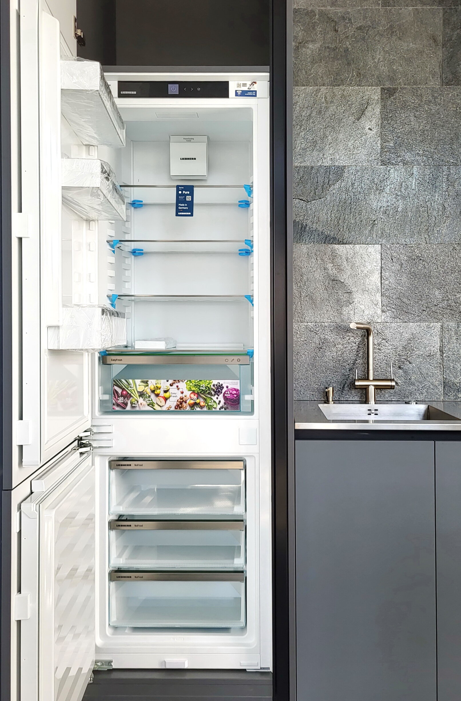 Встроенный холодильник