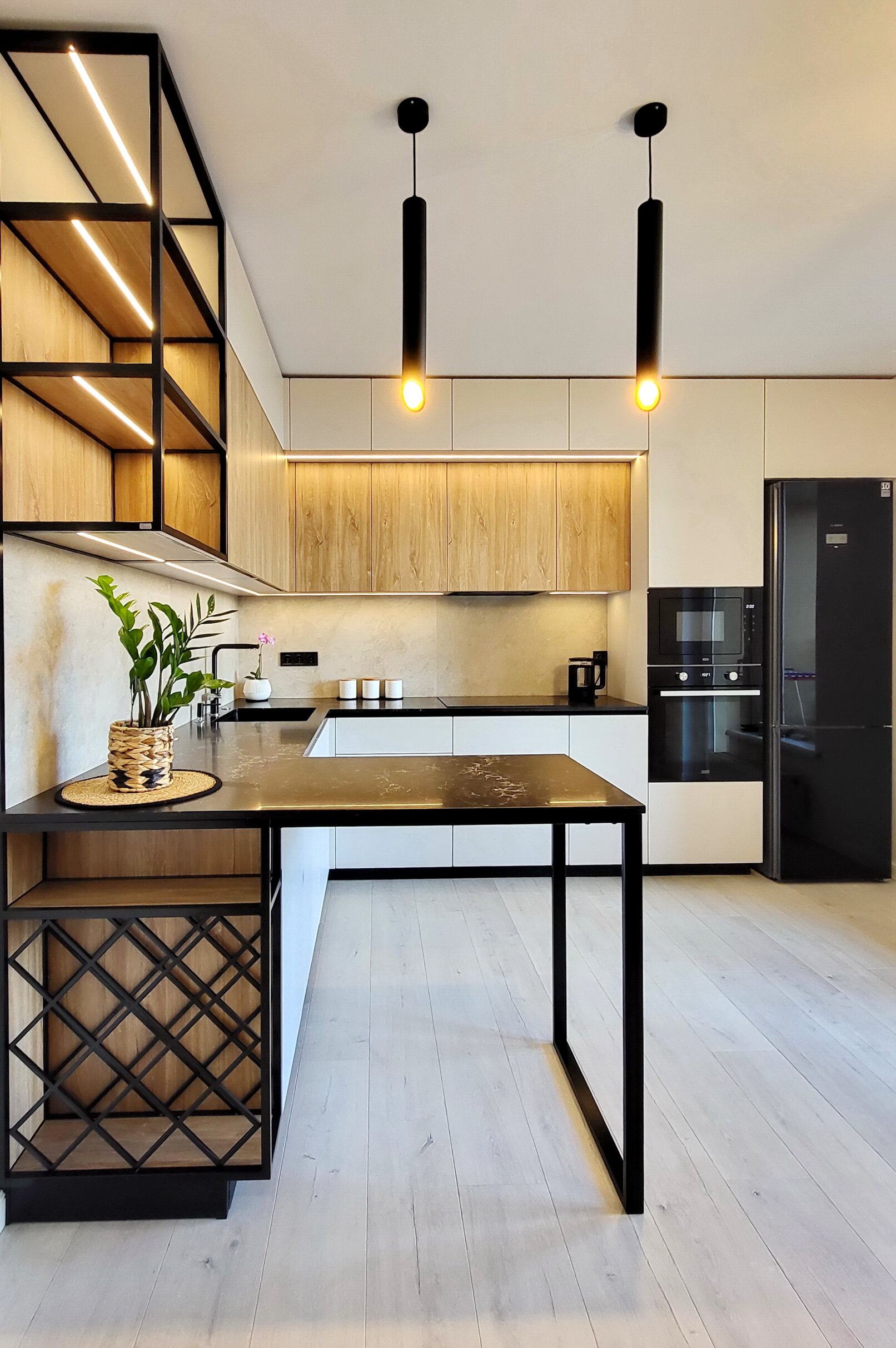 Кухня з відкритими полицями та елементами з металу