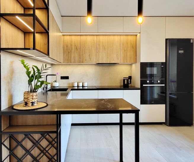 Кухня з відкритими полицями та елементами з металу